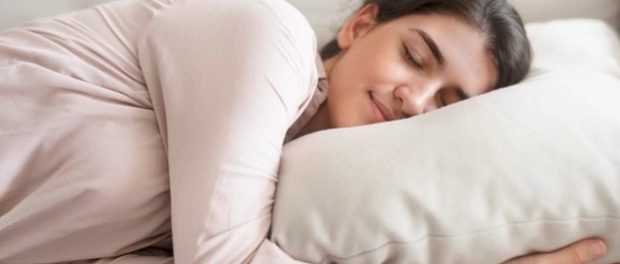 dormir con cuarzo rosa debajo de la almohada