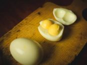 Huevo con dos yemas significado