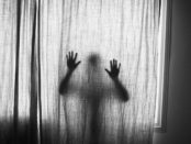 qué significa cuando una persona ve una sombra negra en tu casa