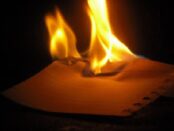 que significa quemar un papel con algo escrito